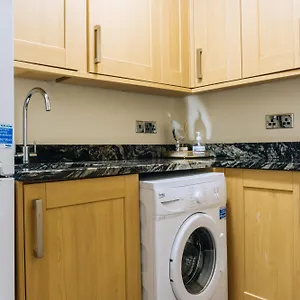  Apartment Homely 3 Bedroom In The Heart Of